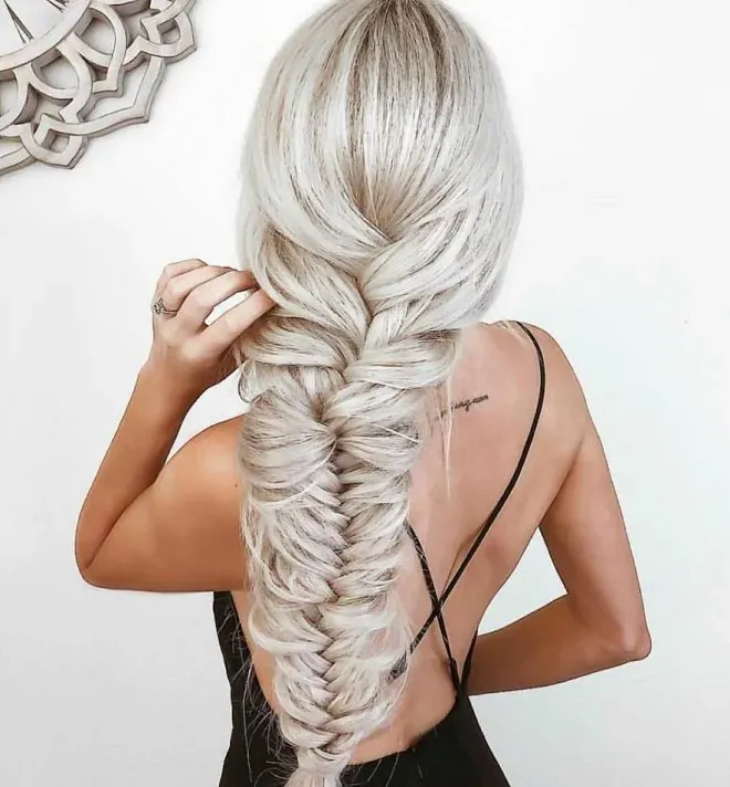 Kiểu tết xương cá nhu mì, đằm thắm.