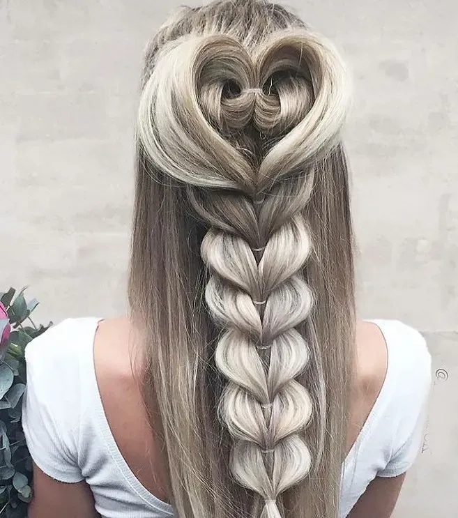 Tóc tết hình trái tim ngọt ngào, lãng mạn, một trong những cách tết tóc đẹp cho tóc dài ấn tượng.