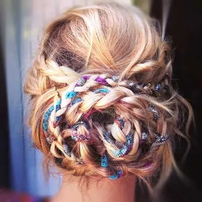 Tóc tết búi rối lạ mắt, thể hiện sự phóng khoáng và nghệ thuật.