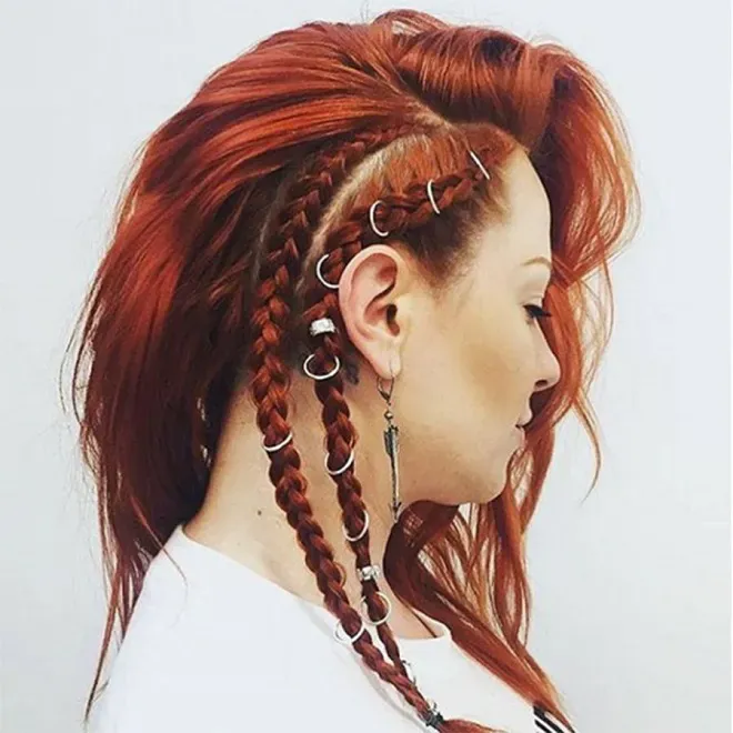 Tết tóc và xỏ nhẫn nóng bỏng, thể hiện phong cách cá tính mạnh mẽ.