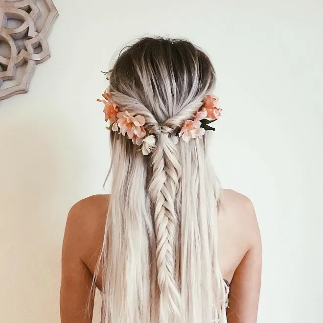 Tóc tết gắn hoa đẹp rạng ngời, hoàn hảo cho cô dâu hoặc tiệc ngoài trời.