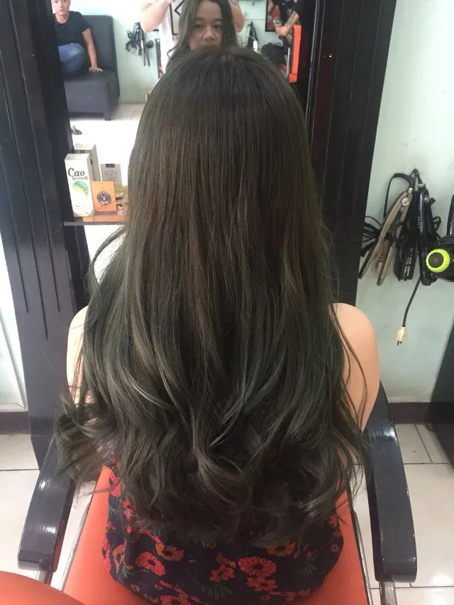 Tóc xoăn đuôi đẹp - Sự kết hợp giữa tóc xoăn và đuôi tạo nên một phong cách tóc đa dạng và đẹp mắt. Tóc xoăn đuôi đẹp có thể thích hợp với mọi sự kiện, từ dạo phố đến tiệc tùng.