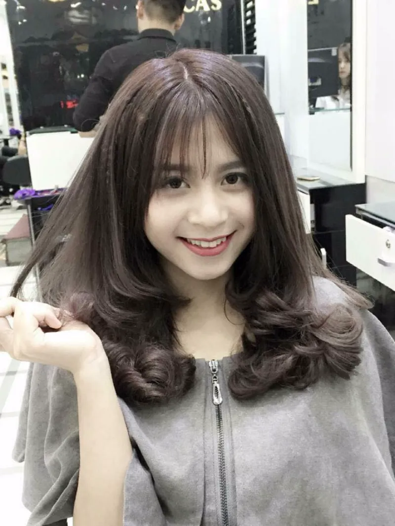 Bạn muốn lấy lại vẻ ngoài tươi trẻ và nữ tính của mình? Kiểu tóc xoăn đuôi sẽ giúp bạn thực hiện điều đó một cách nhẹ nhàng nhất.