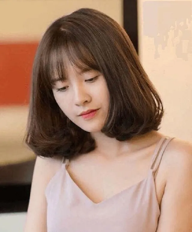 Kiểu tóc xoăn ngắn mang đến nét quyến rũ và cá tính riêng biệt cho phái đẹp. Tóc xoăn nhẹ tự nhiên sẽ giúp khuôn mặt bạn trông nhỏ gọn hơn và đường nét cũng trở nên mềm mại hơn.