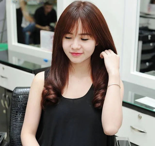 Kiểu tóc xoăn đuôi đẹp là một lựa chọn tuyệt vời cho những người yêu thích sự quyến rũ và nữ tính.