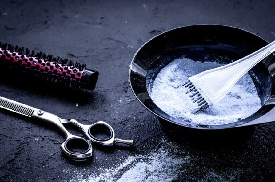 cách pha thuốc duỗi tóc: Pha chế hóa chất theo đúng tỉ lệ định mức của nhà sản xuất