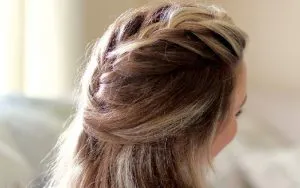 Tết tóc lưới nửa đầu cách điệu chỉ bằng hai lọn tóc tạo nên vẻ ngoài sang trọng và độc đáo