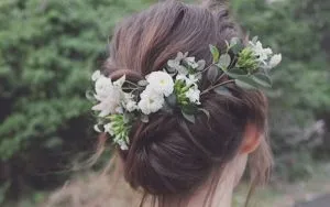 Bện tóc ngắn búi xoắn vào trong là kiểu tóc lý tưởng dùng làm tóc cô dâu hoặc khi dự tiệc