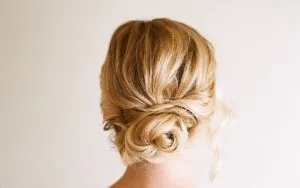 Chỉ với một vài bước bện đơn giản bạn đã có thể tạo nên kiểu tóc búi thấp vô cùng quý phái và thanh lịch