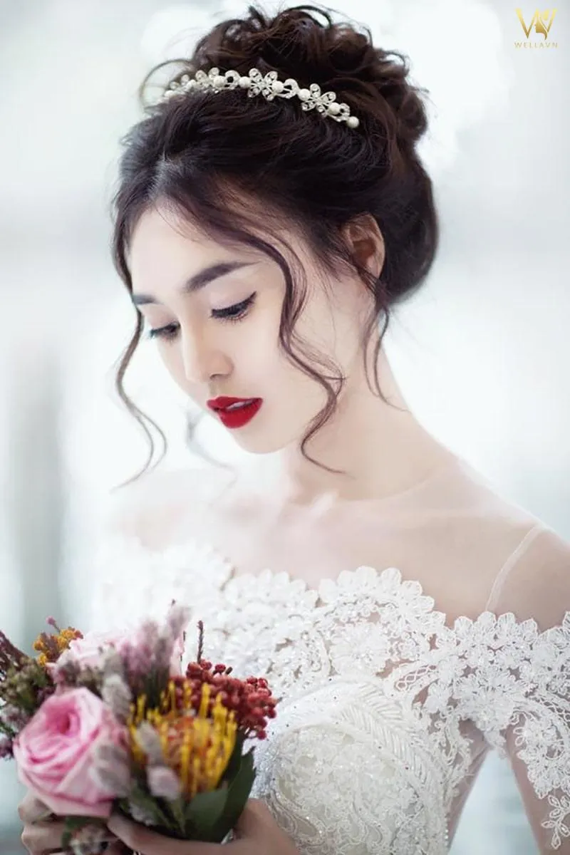 Kiểu tóc búi chùng nhẹ nhàng cho cô dâu tóc dài