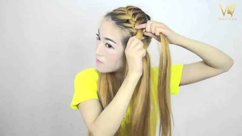 Bạn chia tóc thành hai phần đều từ đỉnh đầu xuống đến gáy