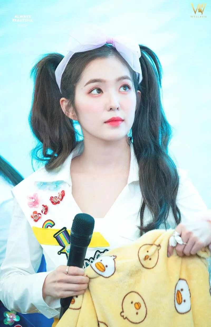 Búi tóc 2 bên với tóc xoăn nhẹ mang lại vẻ quyến rũ