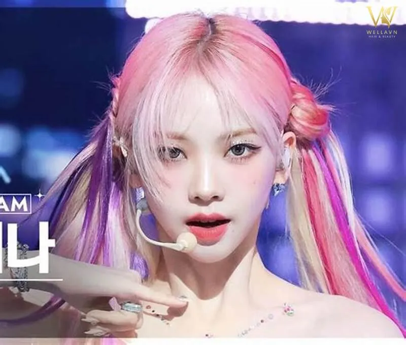 Kiểu tóc búi 2 bên giúp gương mặt trở nên tươi sáng và rạng rỡ hơn