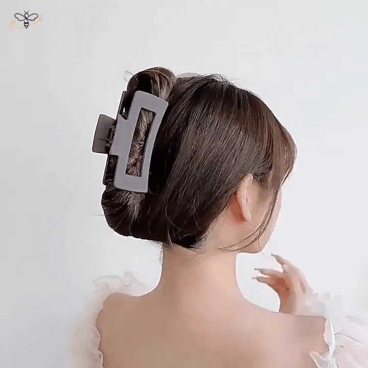 Các bước chi tiết tạo kiểu búi tóc bằng kẹp càng cua cho tóc dài, từ xoắn đến cố định