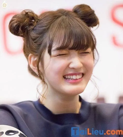 Kiểu tóc búi củ tỏi nửa đầu cho tóc ngắn với phần tóc dưới được xõa tự nhiên, mang lại vẻ ngoài vừa năng động vừa duyên dáng