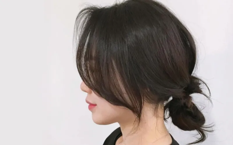 Hướng dẫn chi tiết cách làm búi tóc đẹp đơn giản cho học sinh, kiểu búi củ hành thấp lãng mạn