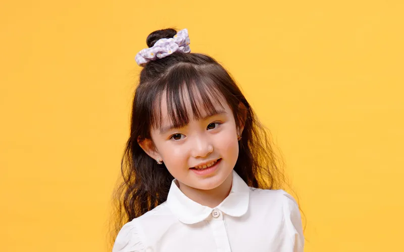 Búi tóc nửa đầu đơn giản dành cho học sinh tóc dài ngang vai