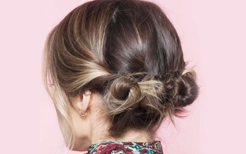 Tạo kiểu búi tóc thấp hai bên đáng yêu cho học sinh nữ