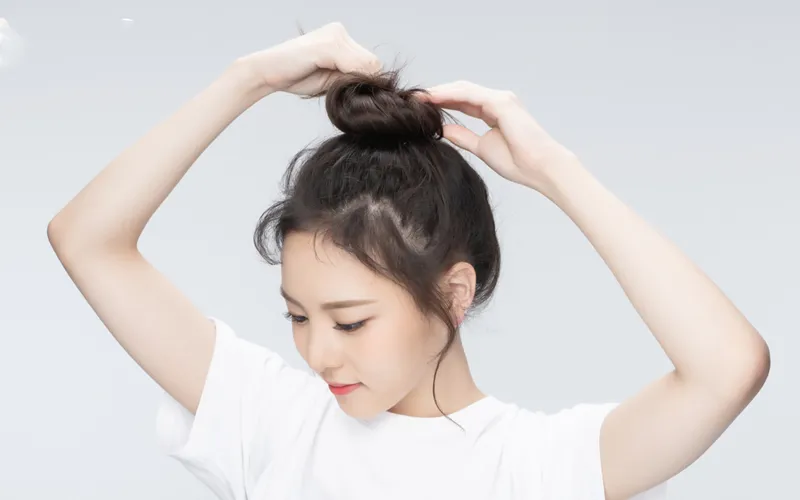 Búi tóc gọn gàng, phù hợp đi học
