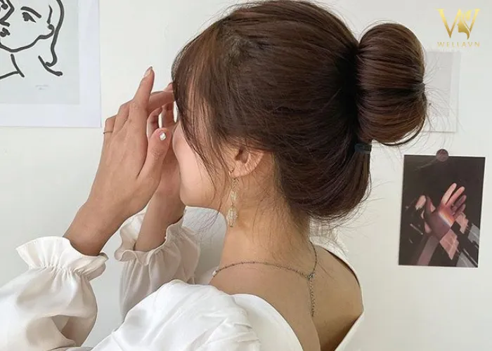 Hình ảnh kiểu búi tóc cao tròn đều, sử dụng mút xốp, tạo vẻ ngoài sang trọng, lịch sự