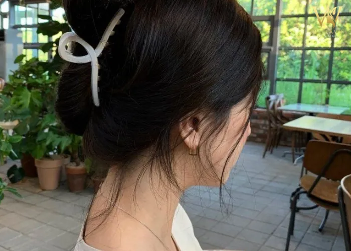 Hình ảnh kiểu búi tóc cao rối tự nhiên, phù hợp với học sinh cấp 3, mang lại sự năng động