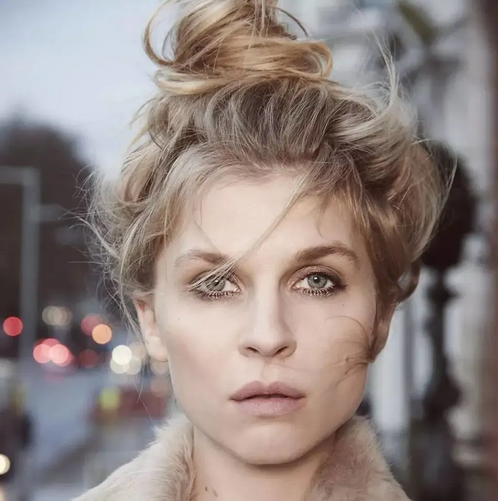 Diễn viên Clémence Poésy với mái tóc búi rối tự nhiên đậm chất Parisian cool