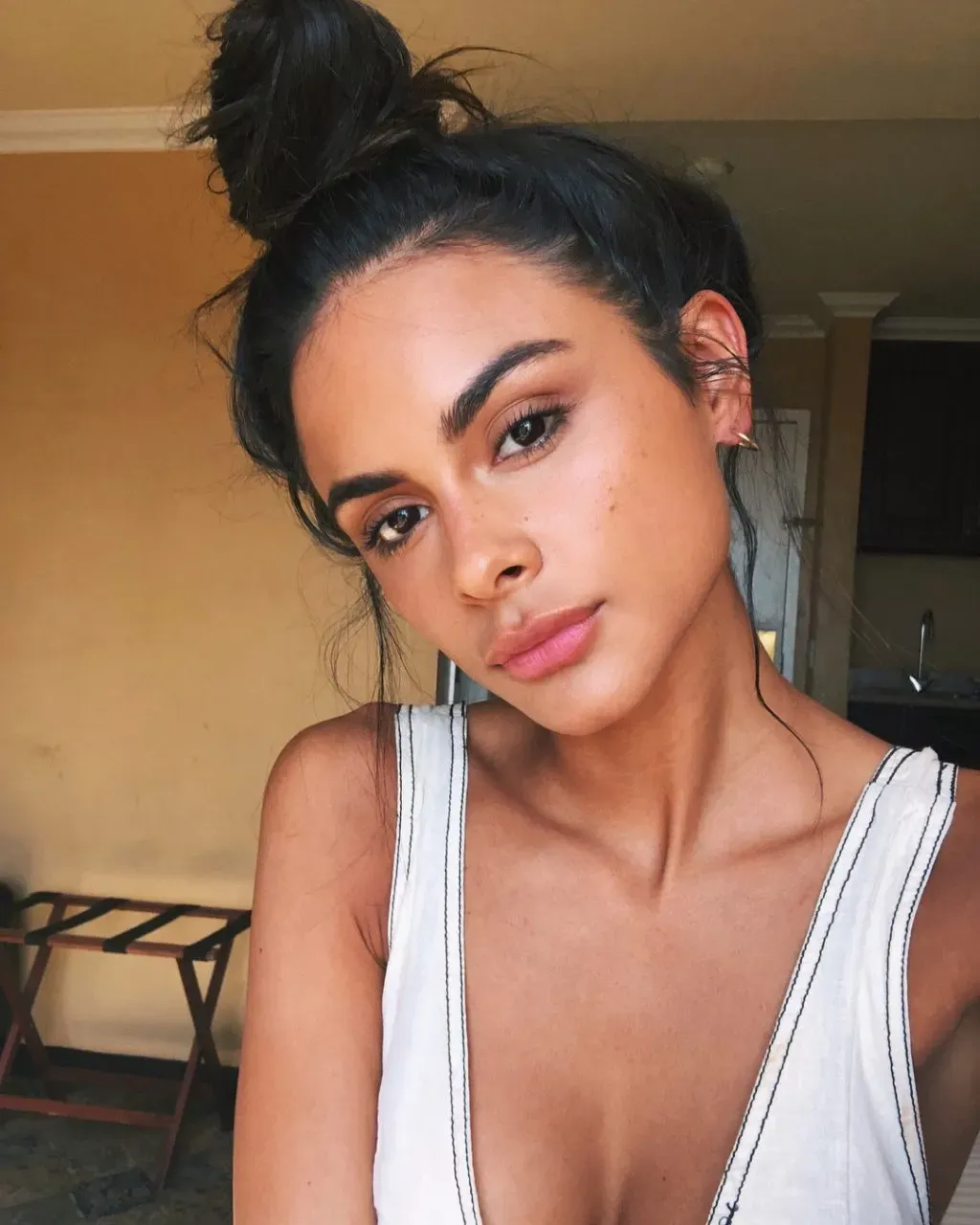 Bộ dụng cụ cơ bản cần chuẩn bị để thực hiện cách búi tóc messy