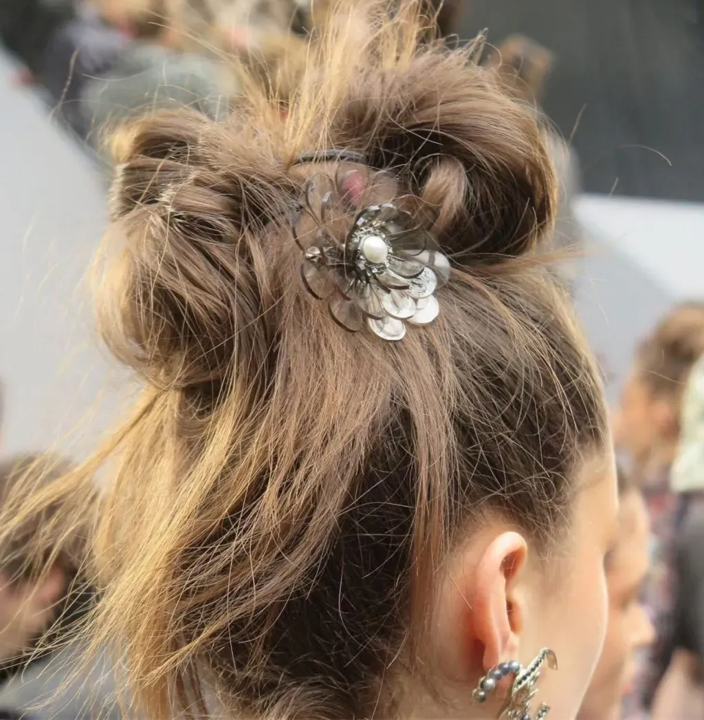 Tóc búi rối (messy bun) đính kèm phụ kiện cho show diễn Chanel Fall 2018