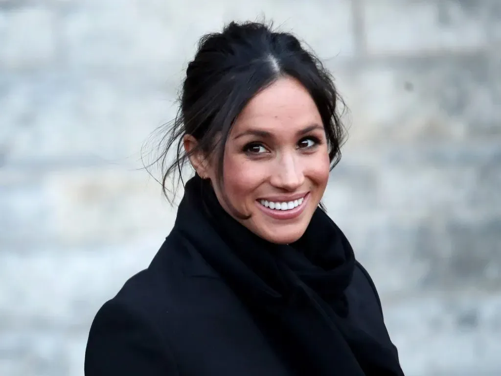 Công nương Meghan Markle với mái tóc búi messy low bun thanh lịch