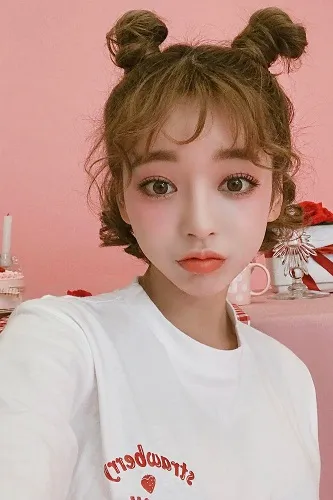 Tóc ngắn ngang vai búi thấp thể hiện phong cách hiện đại