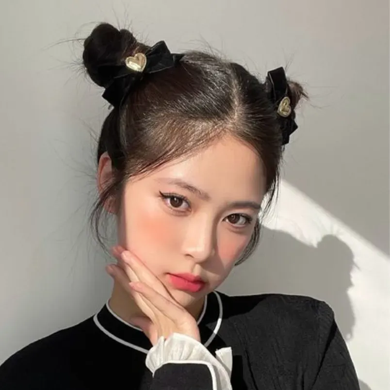Kiểu búi tóc hai bên (Space Buns) cho tóc ngắn ngang vai, tạo vẻ ngoài đáng yêu, ngọt ngào