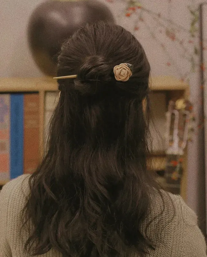 Tạo kiểu búi tóc nửa đầu đơn giản dùng trâm hoặc kẹp tăm