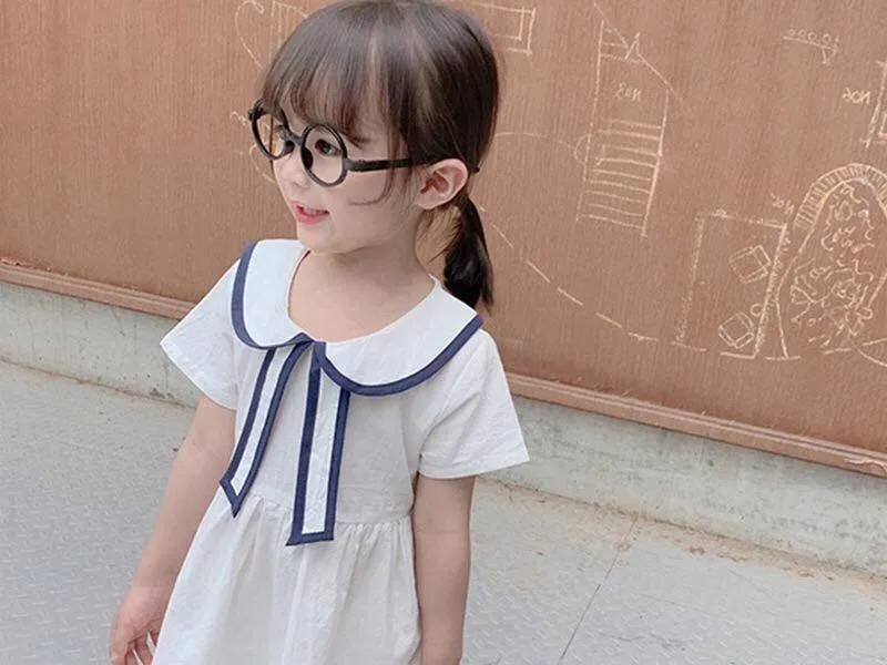 Bé gái đáng yêu vô cùng với mái tóc dài buộc thấp và gọn gàng