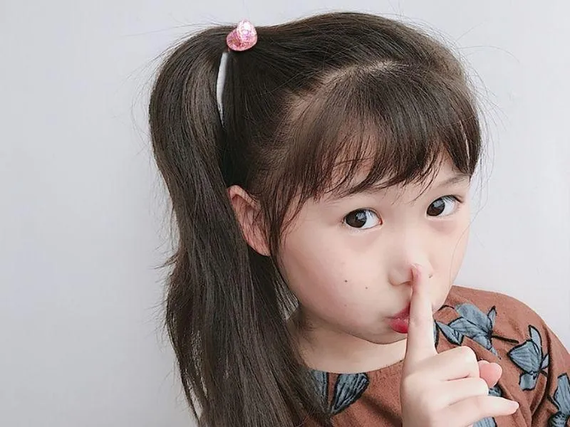 Tóc đuôi ngựa cao cho bé gái tự tin đến trường và trông rất năng động
