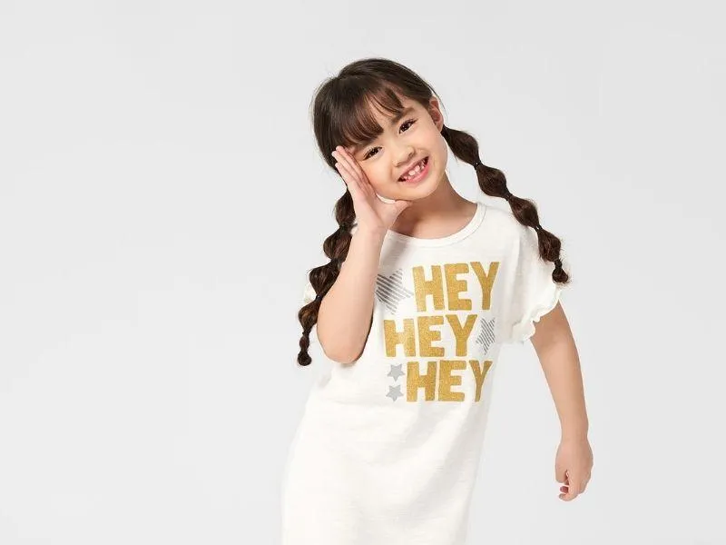 Tóc buộc hai bên nhiều tầng cho bé gái đáng yêu và năng động