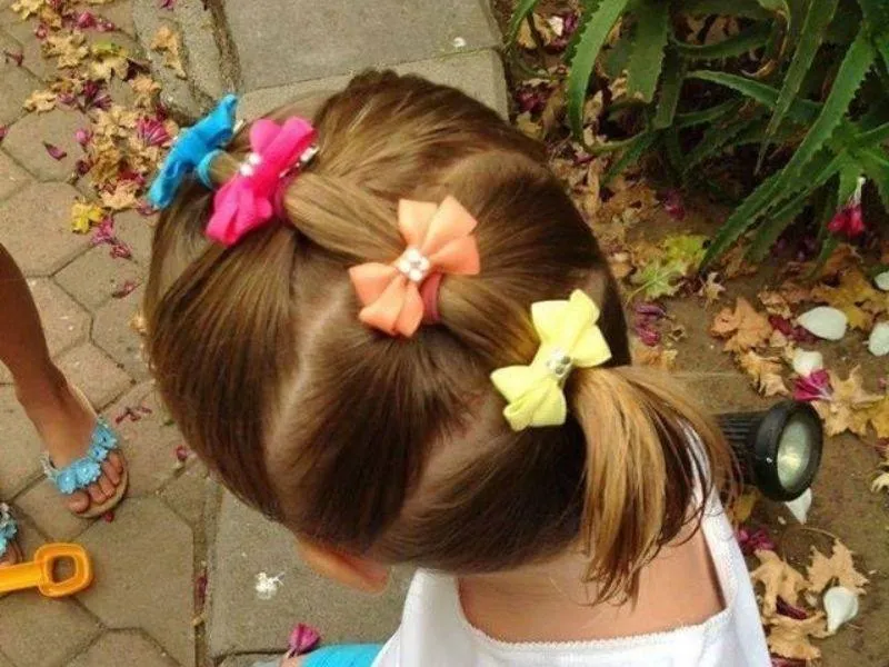 Tóc dài buộc nhiều lớp cho bé gái tạo cảm giác năng động và cá tính