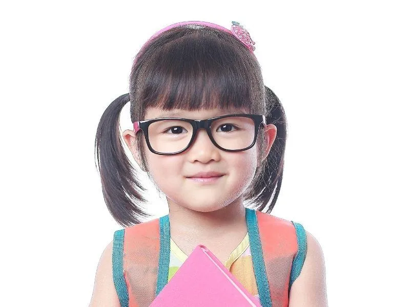 Bé tới trường với tóc buộc hai bên rất phù hợp, thể hiện sự hồn nhiên