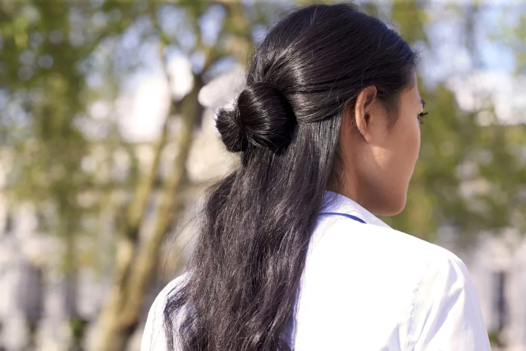 Quy trình chăm sóc tóc để áp dụng các cách buộc tóc đẹp