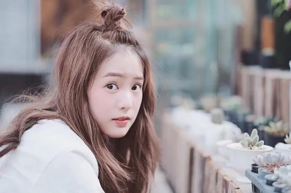 Kiểu tóc búi củ tỏi đơn giản, đẹp và trẻ trung