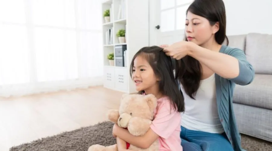 Bí quyết chăm sóc tóc cho bé để luôn có mái tóc suôn mượt, dễ áp dụng cách buộc tóc đẹp cho be