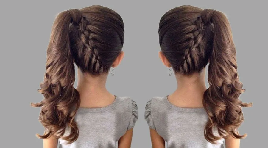 Bé gái dễ thương với kiểu tóc đuôi ngựa cao kết hợp nơ lụa lớn