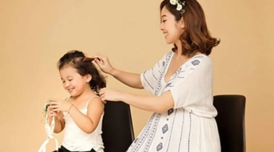 Tạo hình chiếc nơ xinh xắn bằng tóc thật, tăng thêm sự điệu đà cho bé