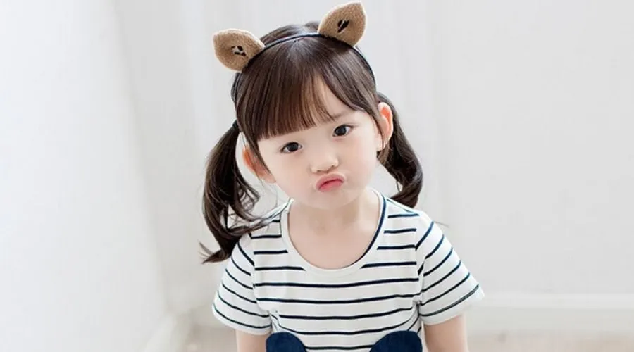 Bé gái xinh xắn với kiểu tóc búi hai bên cột cao dễ thương