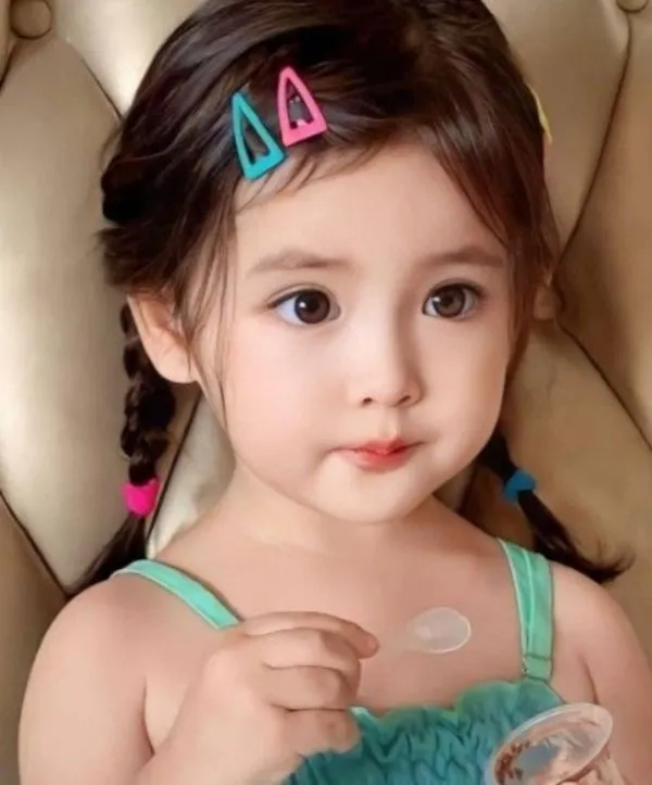 Bé gái buộc tóc tết bím dừa hai bên gọn gàng đi học