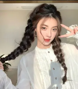 Tóc tết xương cá 2 bên giúp mái tóc gọn gàng và trẻ trung hơn