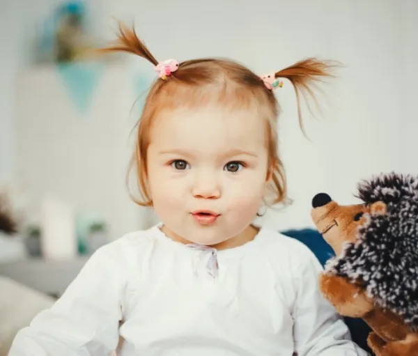 Cách buộc tóc cho bé tóc ngắn: kiểu cột nửa đầu hai bên dễ thương