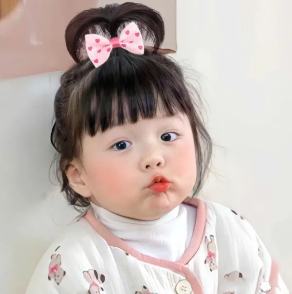 Kiểu tóc buộc chỏm đỉnh đầu cho bé gái tóc ngắn là lựa chọn đơn giản và năng động