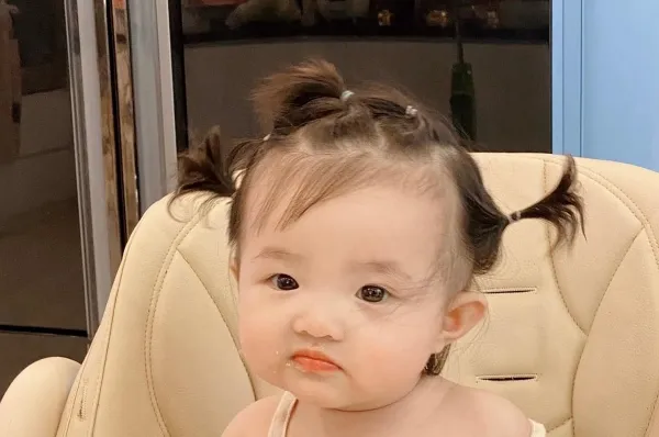 Buộc Tóc Nhiều Chỏm Nhỏ Tinh Nghịch Cho Bé Gái Mới Học