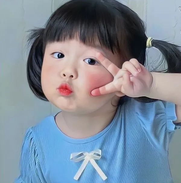 Hướng dẫn chi tiết cách buộc tóc cho bé gái cột cao hai bên năng động