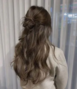 Tóc buộc nửa đầu dễ thực hiện, không mất nhiều thời gian tạo kiểu